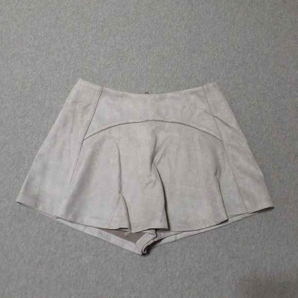 READ LF Seek the Label Gray Faux Suede Skort/Mini Skirt Medium NWT - Picture 4 of 10